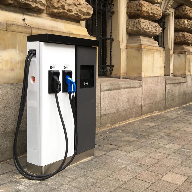 Borne de recharge 50 à 350 kW (borne ultra-rapide) : caractéristiques et  prix